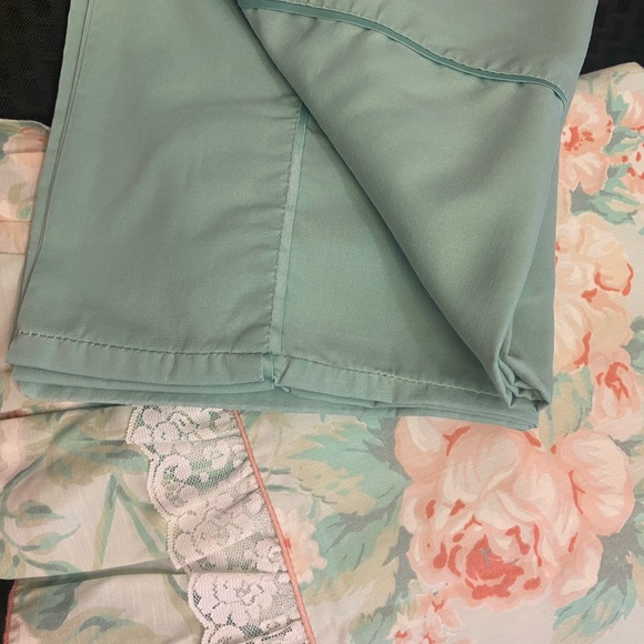 Vintage JP Steven Utica King size Sheets with matching solid Pillow Cases. - Picture 2 of 9